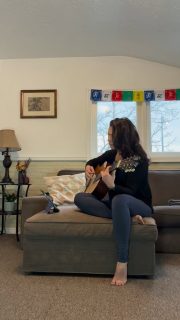 [EN] May all beings everywhere be happy and free! This is what the chant is wishing: freedom from suffering for all creatures in all realms. Can you imagine what the world would look like if we were peaceful and deeply joyful, liberated from the hurt that conditions our reactions to be defensive, fearful, violent. A free world is a loving world. May we all be free!
Que todos os seres, em todos os lugares, sejam felizes e livres! É isso que o cântico deseja: a libertação do sofrimento para todas as criaturas, em todos os reinos. Você consegue imaginar como seria o mundo se fôssemos pacíficos e profundamente alegres, libertos da dor que condiciona nossas reações a serem defensivas, temerosas e violentas? Um mundo livre é um mundo de amor. Que todos sejamos livres!
#mindfulness #atençãoplena #regenerativelearning #aprendizagemregenerativa #freedom #liberdade #yoga #ioga #love #amor #kirtan #newyear #anonovo