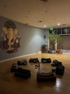 [EN] Embracing the greatness of our being, letting our hearts lead the way of our vision, and trusting our body to feel and process our emotions. These are lessons from the SomatIQ Breathwork session I offered tonight. Thank you to all the amazing souls who participated in this beautiful journey with me!
[PT] Abraçar a grandeza do nosso ser, deixar que o coração guie nossa visão e confiar no nosso corpo para sentir e processar nossas emoções. Essas são algumas das lições da sessão de Respiração Somática que ofereci hoje à noite. Obrigada a todas as almas incríveis que participaram desta linda jornada comigo!
#breathwork #somaticbreathwork #somatiqbreathwork #release #endofyear